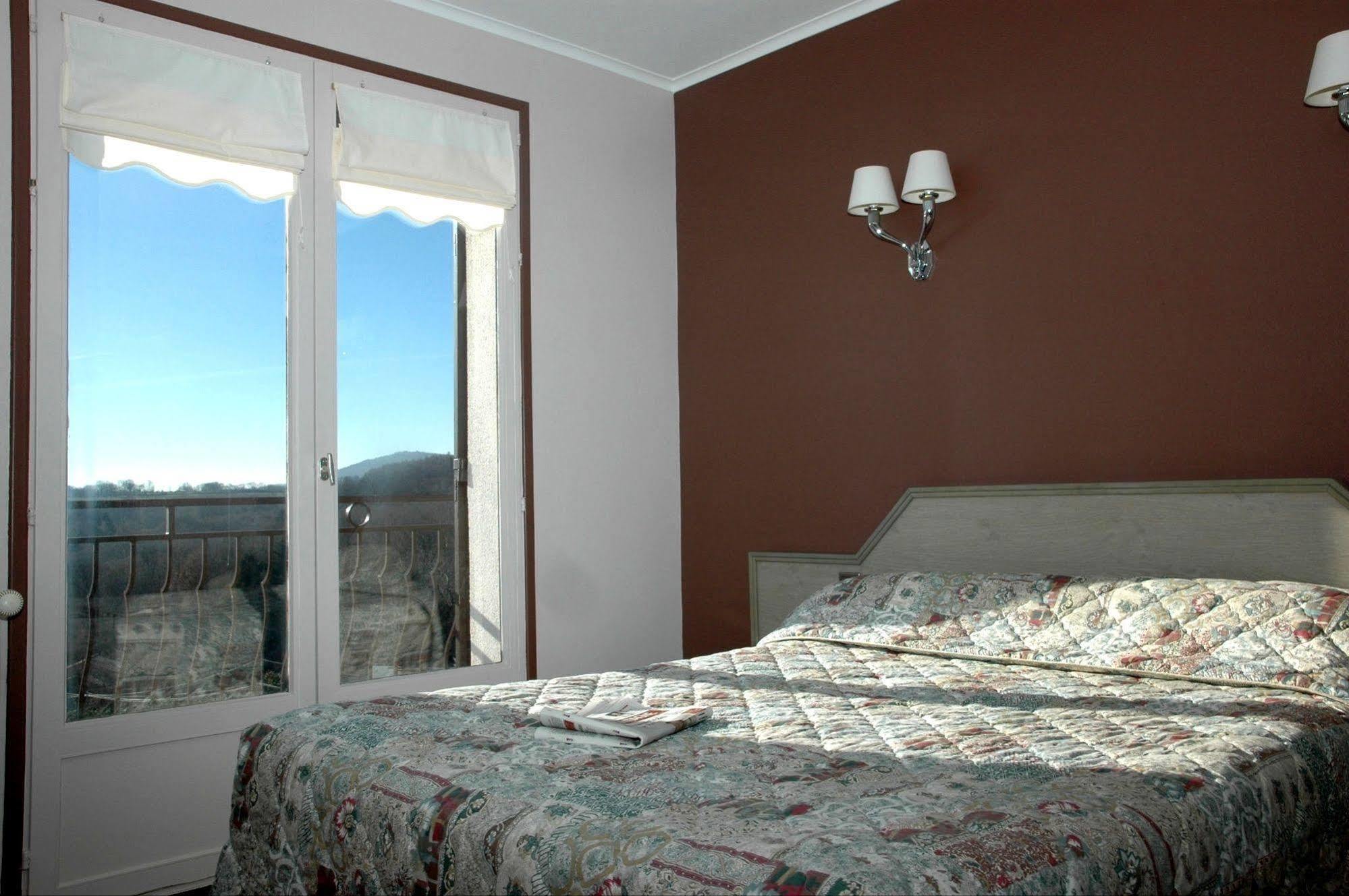 Logis La Rose Des Vents Otel Volvic Dış mekan fotoğraf