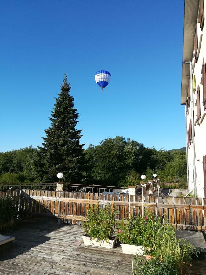 Logis La Rose Des Vents Otel Volvic Dış mekan fotoğraf